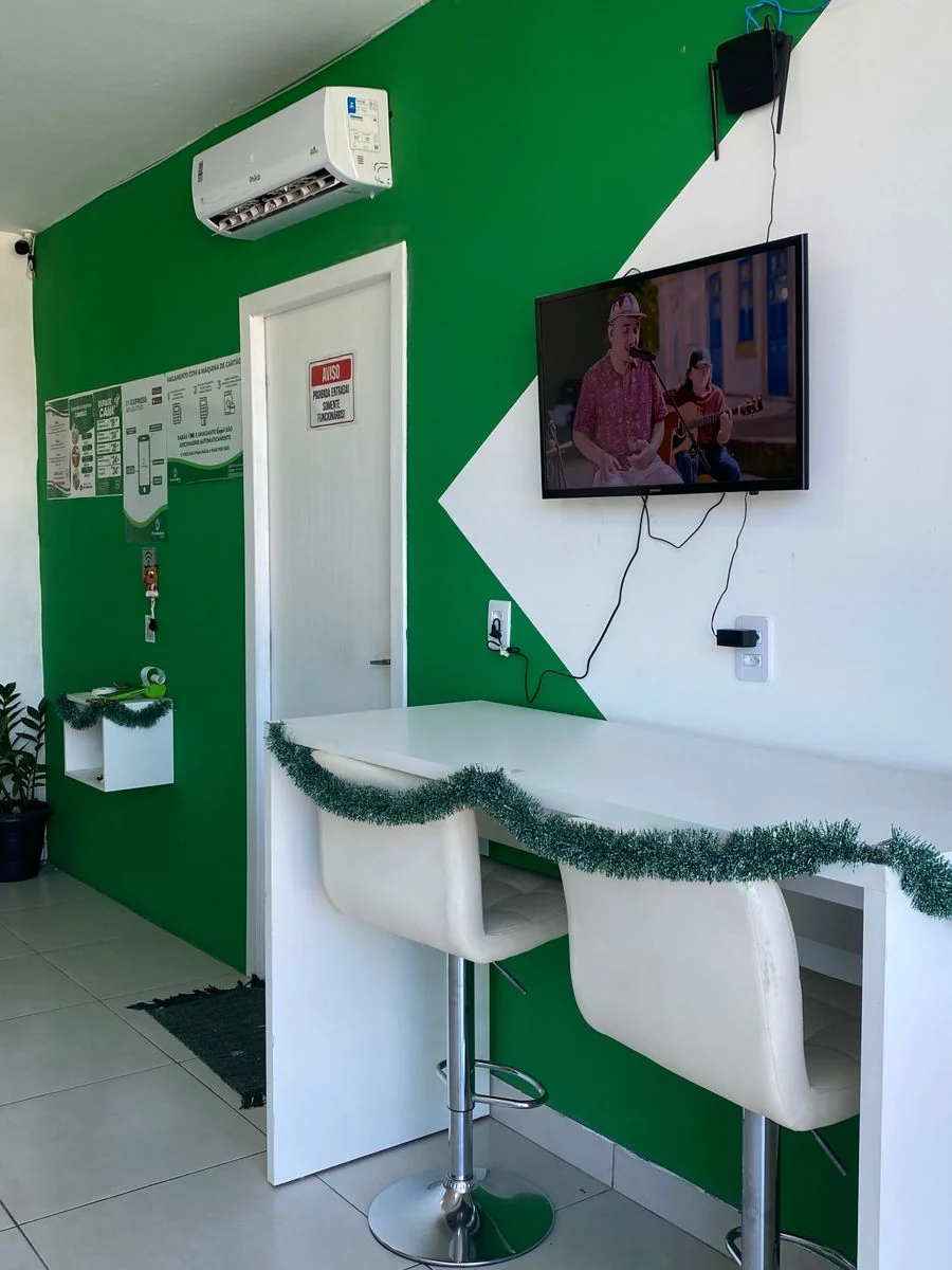 Espaço climatizado com televisão para clientes